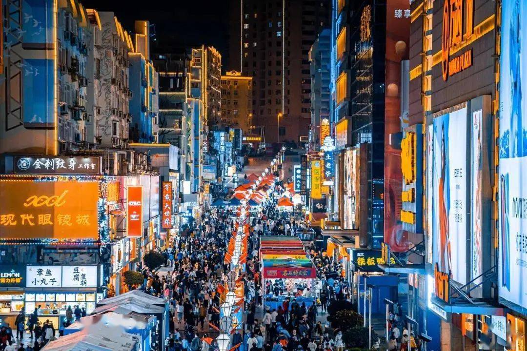 青岛台东步行街夜景图片