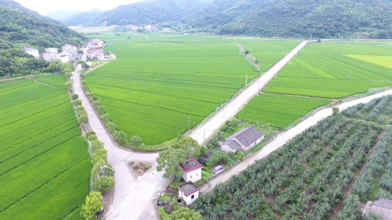 "近日,在象山县黄避岙乡湖头新村,村党支部书记谢贤华看着焕然一新的