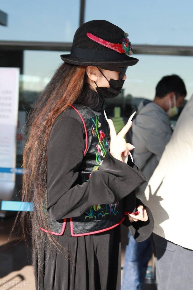 街拍:杨丽萍身穿黑色刺绣马甲搭长裙酷飒个性民族风满满_机场_酷飒_杨