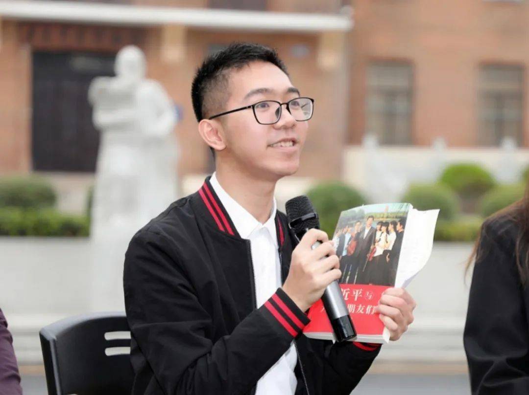 曾俊健同学在学习上刻苦认真,一丝不苟,学习成绩排名前列,综合测评均