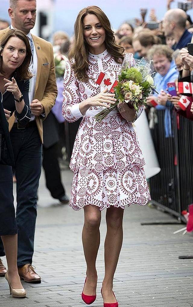 凯特王妃穿了一件极具中国气息的连衣裙,双层的裙摆设计非常时髦,红白