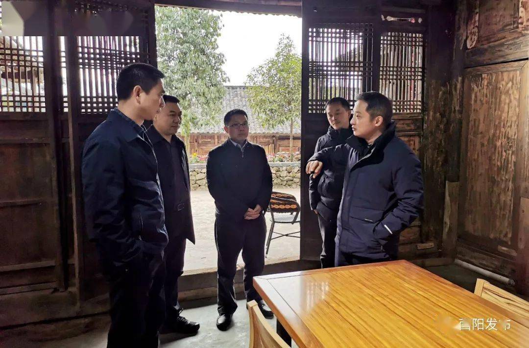 12月23日,花田乡党委书记陈智勇进村入户了解何家岩村共富乡村项目