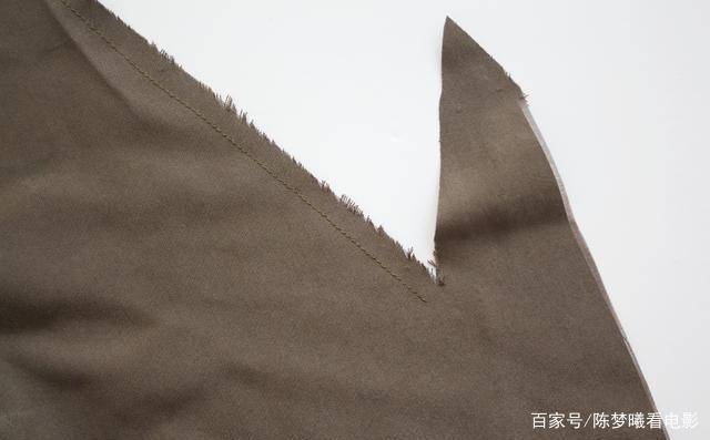 连衣裙的领口和衣襟如何缝制看起来更美观,看这里,学会这个方法_边缘