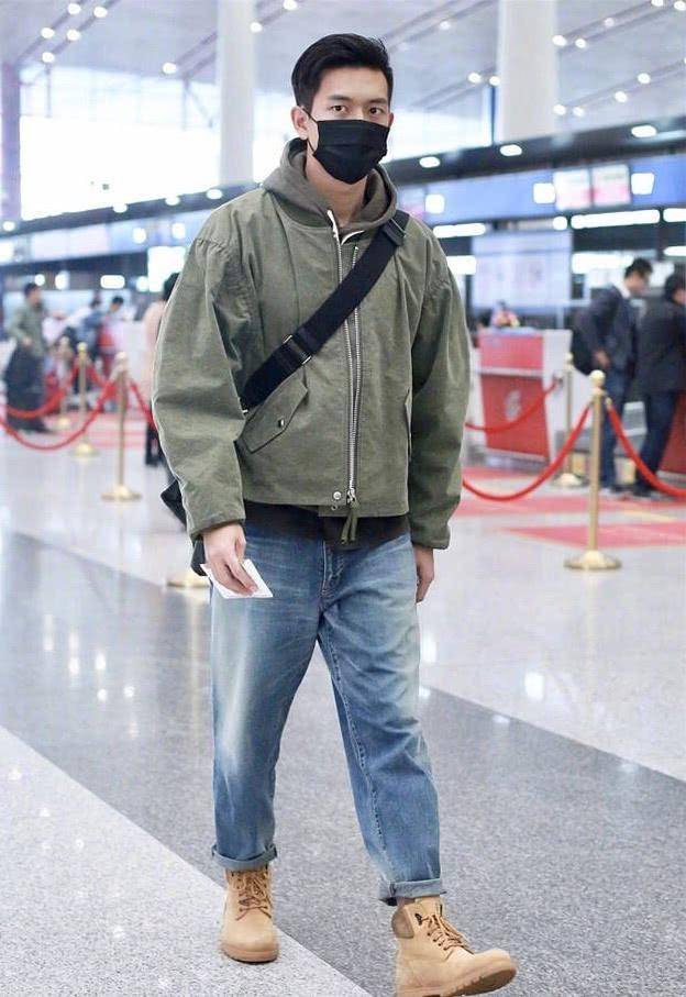 下身穿黑色长裤,再搭配一双黑色低帮帆布鞋,这件工装外套和衬衫夹克有