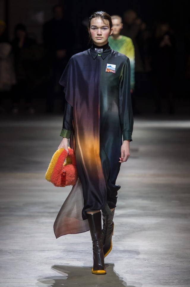 渐变色的衣服特别的好看双排扣的设计感觉布料特别的好