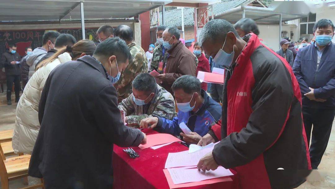 玉溪市人大常委会副主任龙兰,易门县领导王红喜,李贵祥,沐尚葵等陪同