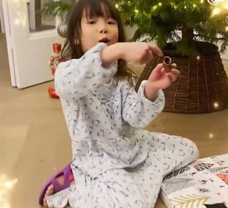 武磊的妻子叫钟佳蓓,身份比较神秘,据说是和武磊在球场上相识,随后