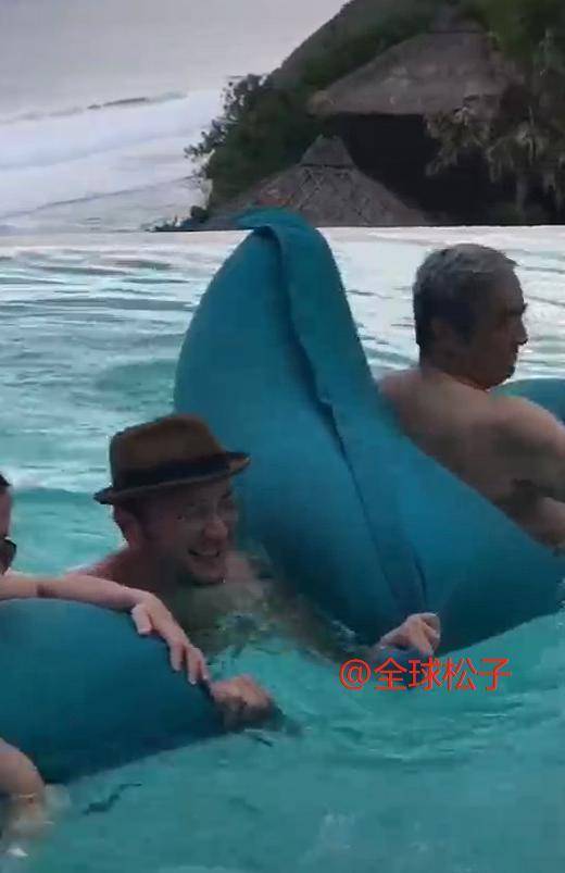 尼格买提洗海澡戴"凉帽",与李玉刚颇为相似,艺人包袱有点重_视频_游泳