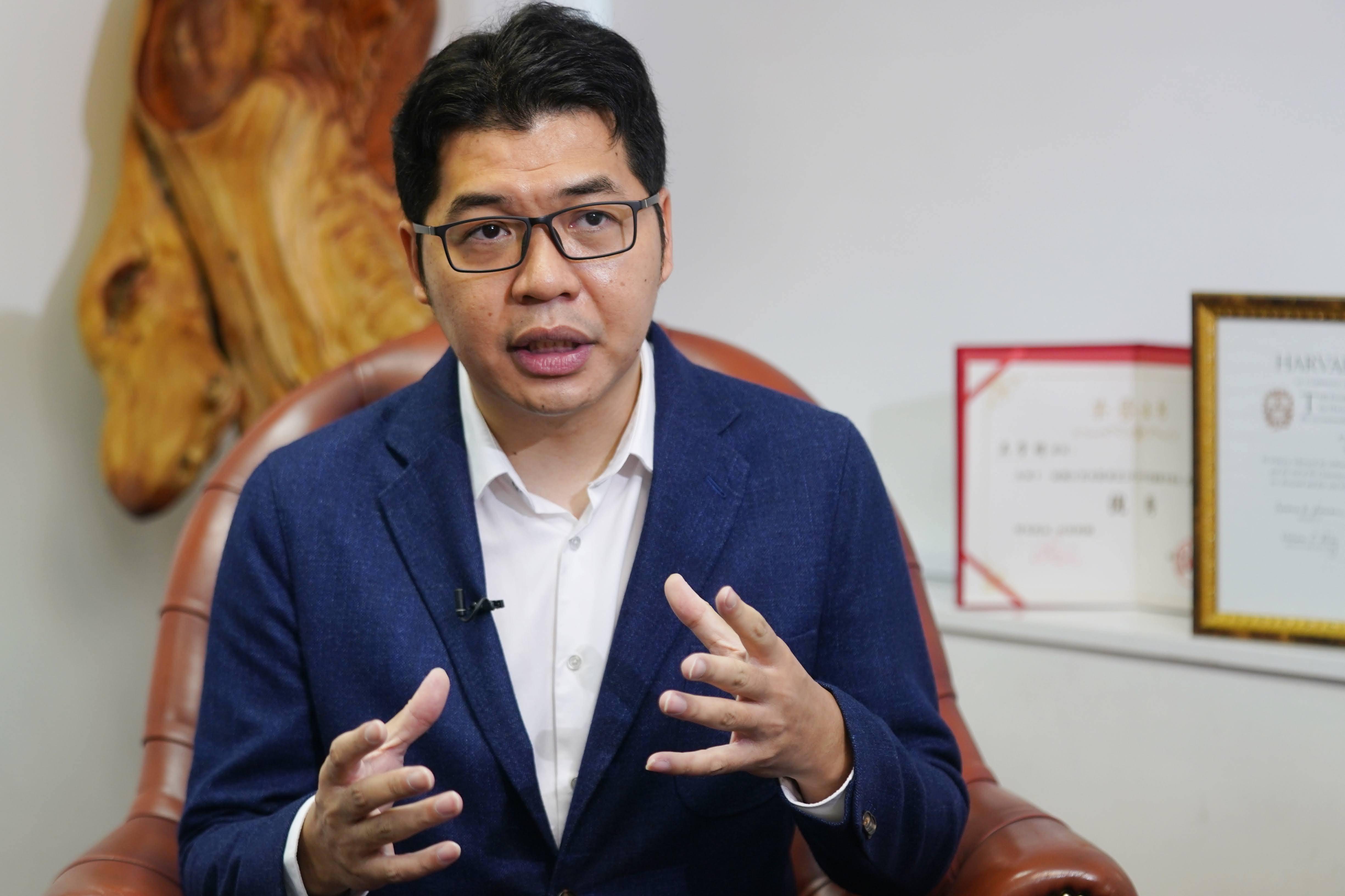 吴学明在香港接受新华社记者专访(8月4日摄).返回搜狐,查看更多