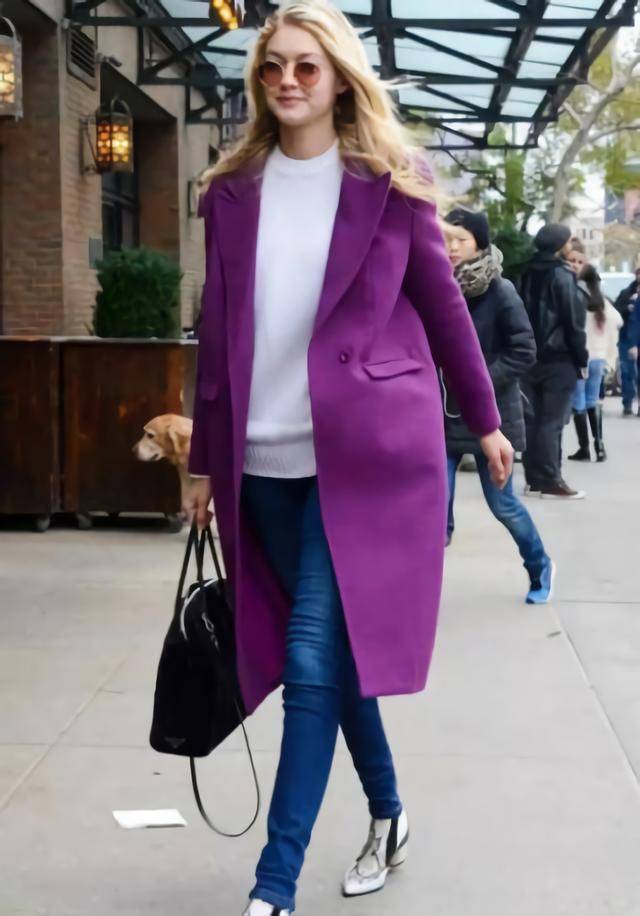 紫色外套配什么颜色内搭好看搭配黑色很寻常不如试试蓝色更美
