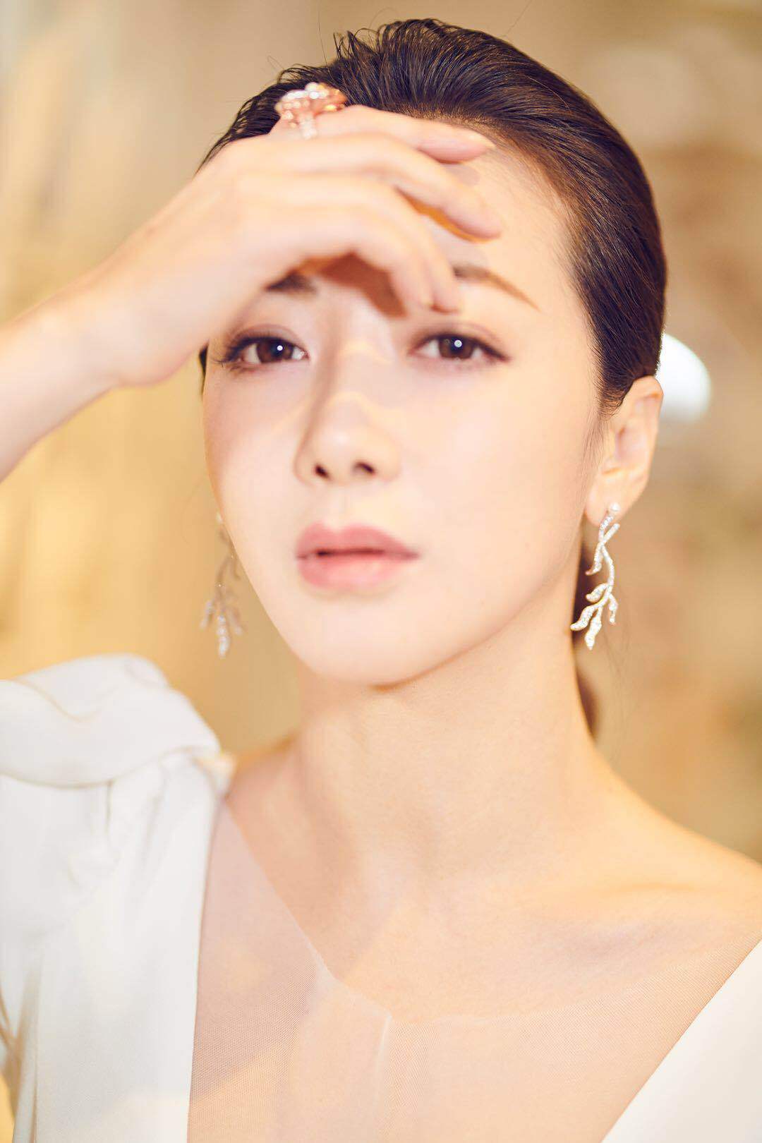 陈紫函时尚写真曝光尽显独特女神气质