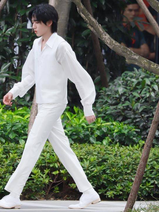 生图中,宋亚轩跟腱很长,是时代少年团胳膊最长的一位(舞蹈老师和队友