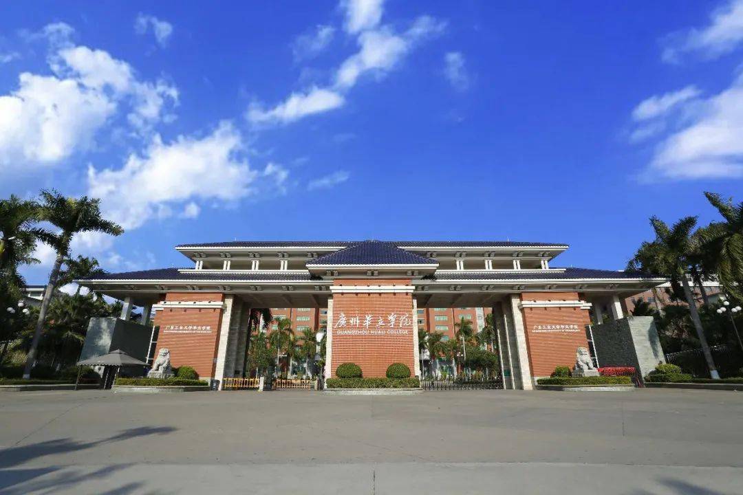 学校现有广州增城和江门银湖湾两个校区,校园占地面积近2000亩,开设了