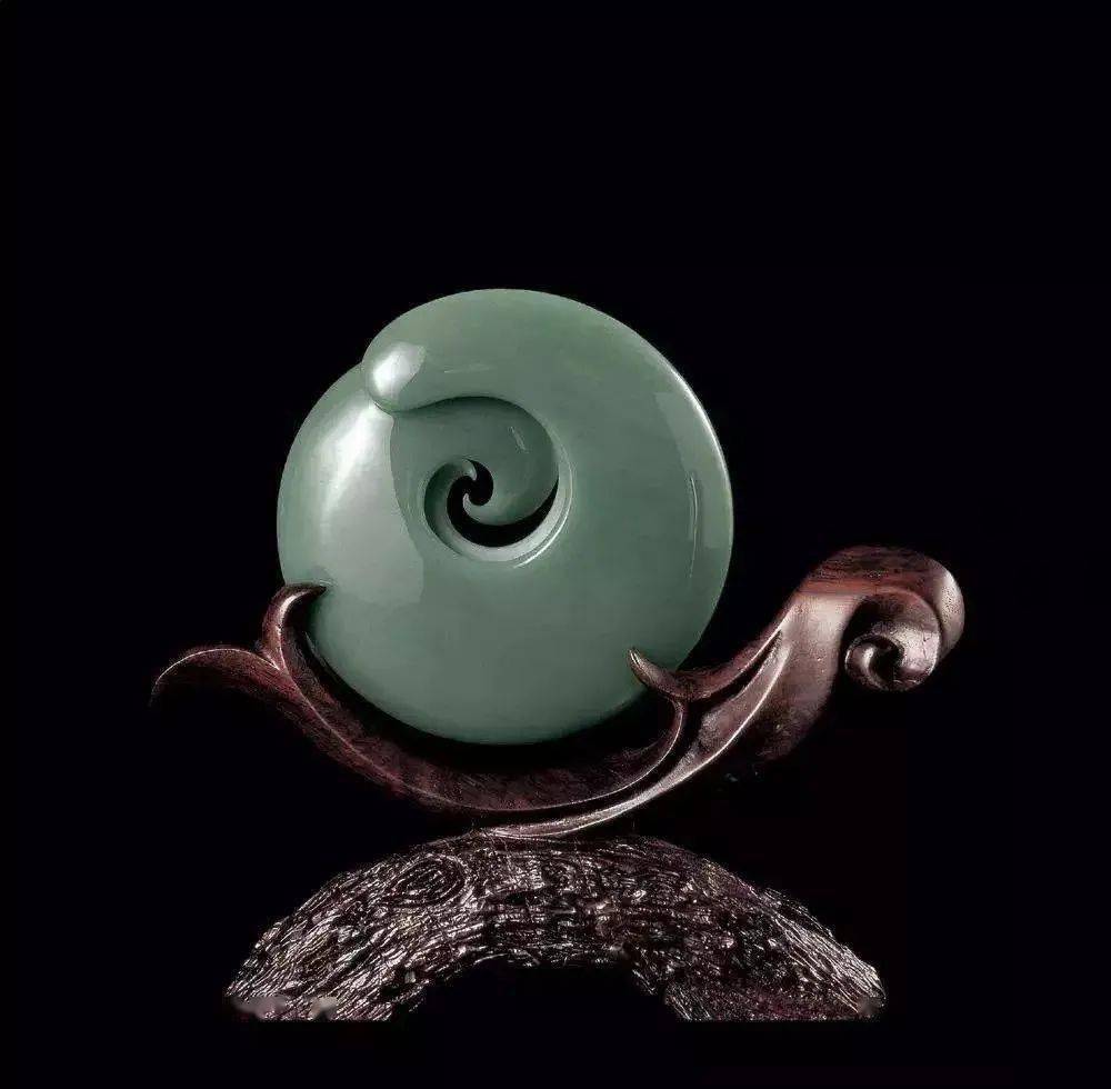 玉雕抽象便是将事物的本质通过更简单流畅的线条表达在石头上,有神而