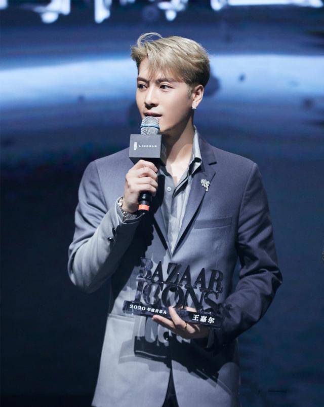 王嘉尔的时尚搭配是帅气更是优雅又不乏少年般的洒脱超赞