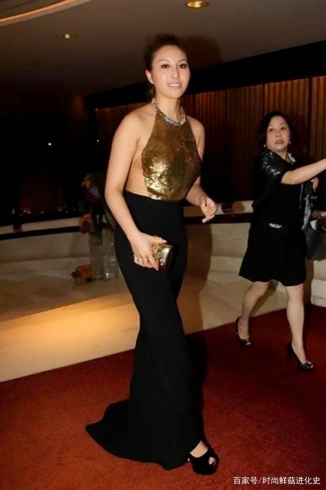 赌王三太长女难得高调,何超云穿肚兜长裙,后背围层薄纱难掩丰满_礼服