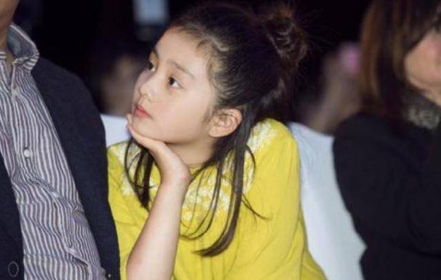 阳光自信的黄忆慈因腿长上热搜,不仅会弹琴唱歌,且气质强大_多多_妈妈