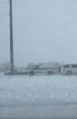 暴雪席卷美國明尼蘇達州：至少50輛車在高速公路上連環相撞 國際 第1張