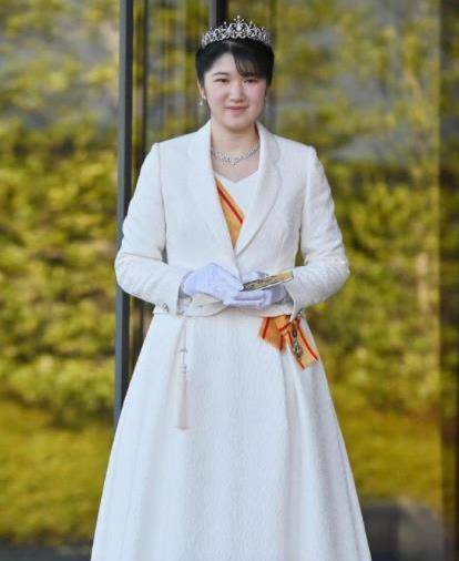 日本皇室的久子妃,认真观看爱子公主美照,对真子佳子却毫不上心_照片