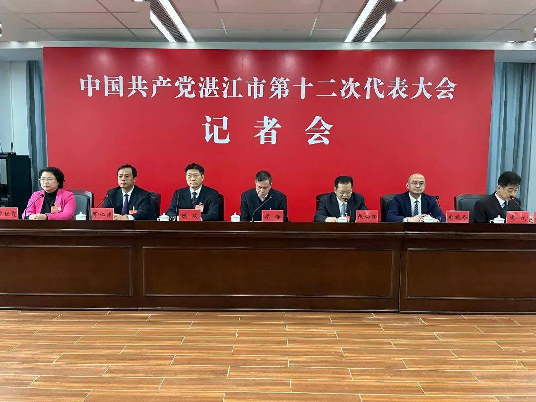 会上,吴川市委书记庞晓冬围绕大会主题,结合吴川市实际,全面总结,展示