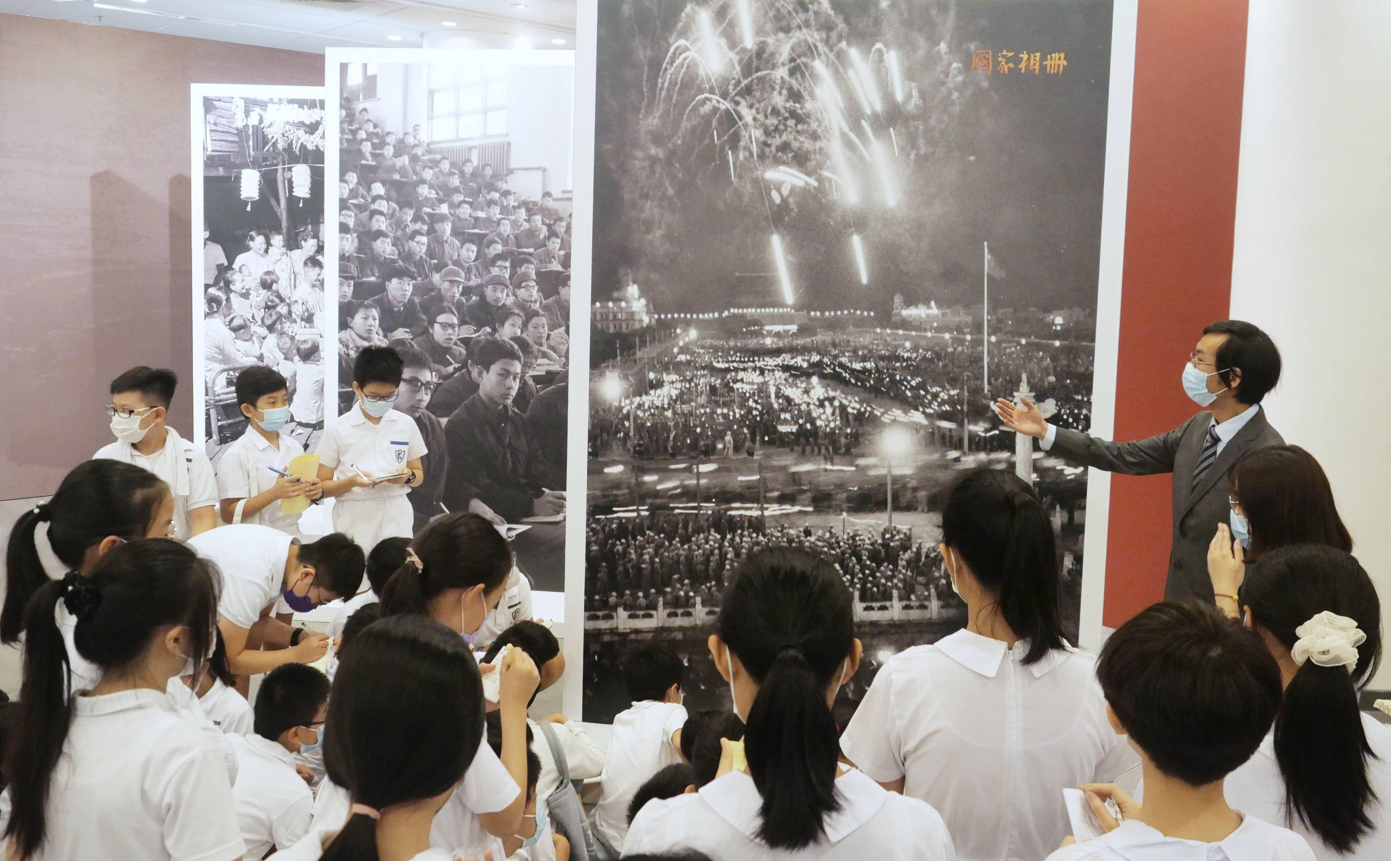 香港小學生在香港中央圖書館參觀