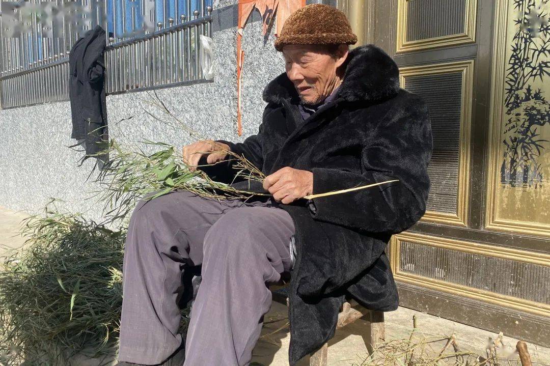 利川汪营的100岁老人还喜欢编竹扫把