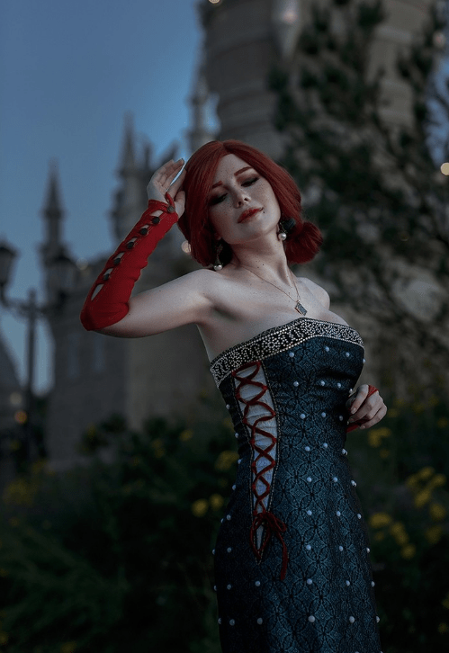 俄罗斯正妹cos巫师特莉丝一袭优雅长裙性感妩媚