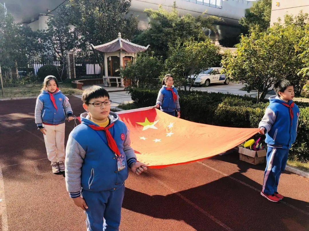 来自翔殷路小学四年级的陆毅家同学,非常幸运地被选为学校第一位国歌