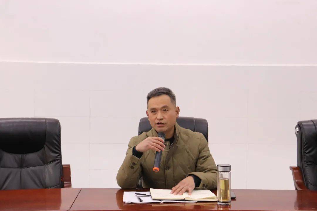 十六中校长李仁宗在总结讲话中表示,党的十九届六中全会是在重要历史