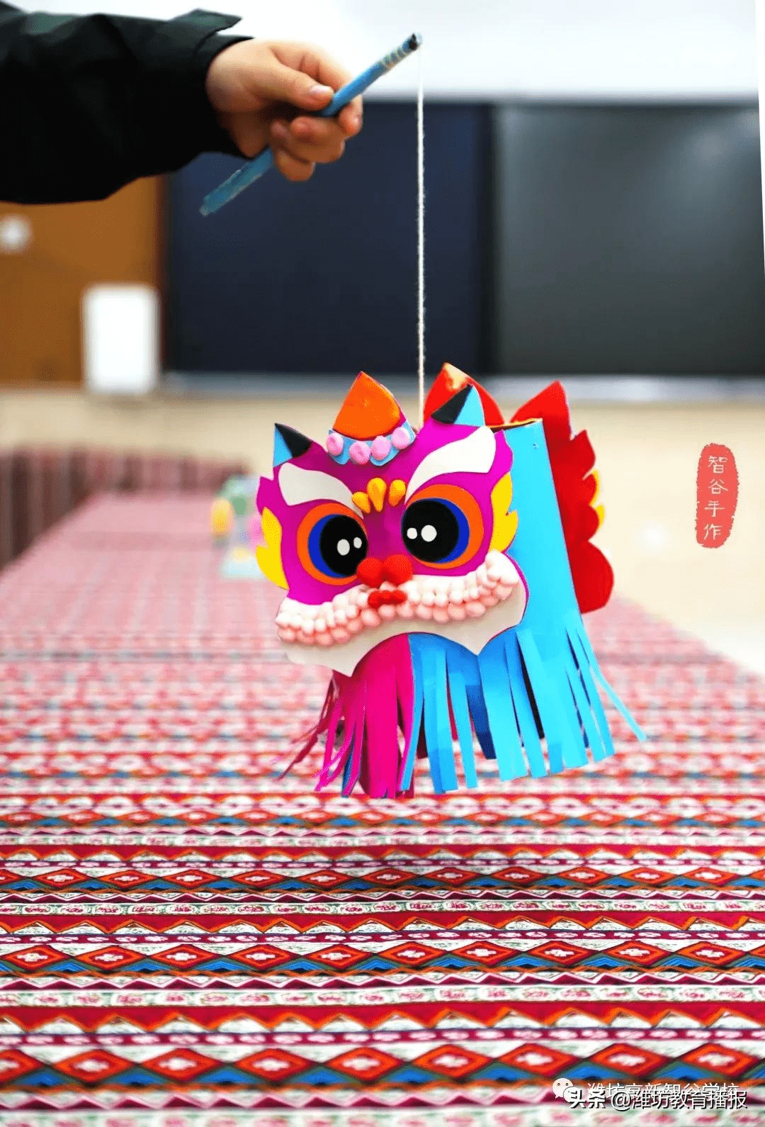 潍坊高新区智谷学校喜迎新年开展亲子手制灯笼活动