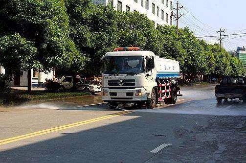 灑水車為何早晚高峰占道作業(yè)？長沙環(huán)衛(wèi)部門這么回應(yīng)…