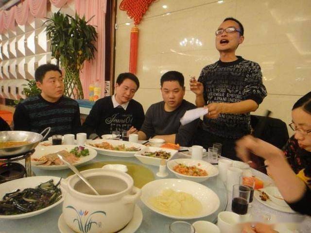 同学相约聚会学渣和学霸各坐一桌吃饭完后学霸却惨遭打脸