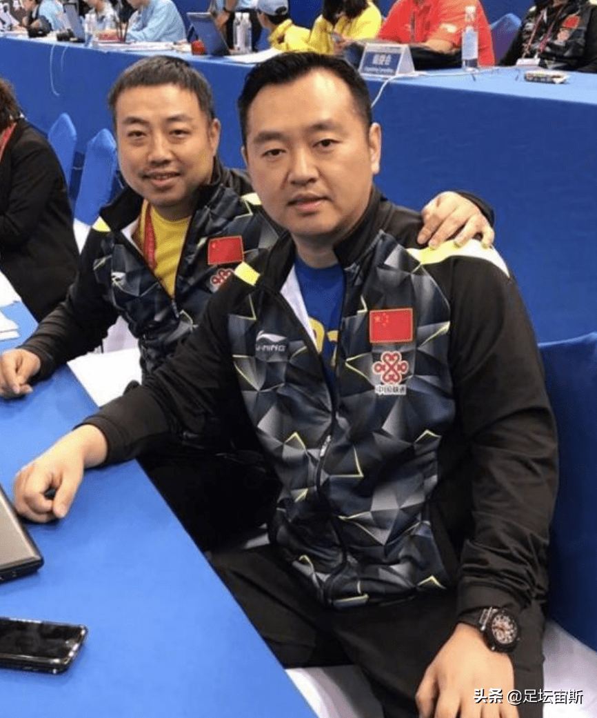 刘国梁|孔令辉亮相红光满面，举签名照送人，发福仍显帅气，难回国乒执教