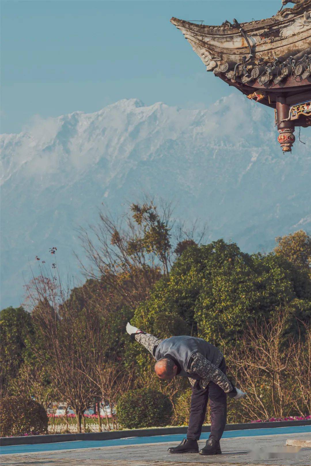 包围|如果有一万种理由来都江堰，那看雪山必是其一！