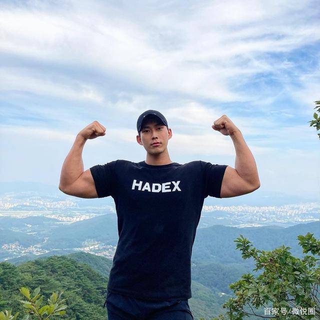 帅颜男模秀“虎背蜂腰”的好身材,精壮扎实的肌肉尽显男友力_男生_初恋_健身房