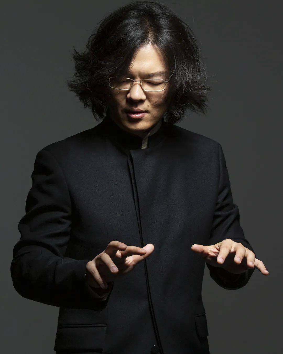 冼劲松先生出生在广州,先后师从广州音乐学院钢琴系教师陈华逸;著名