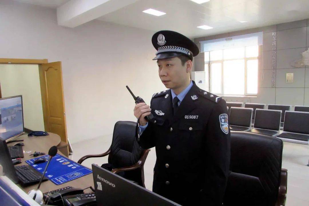 脱下了军装,穿上了警服,于2011年3月成为哈尔滨市公安局的一名辅警