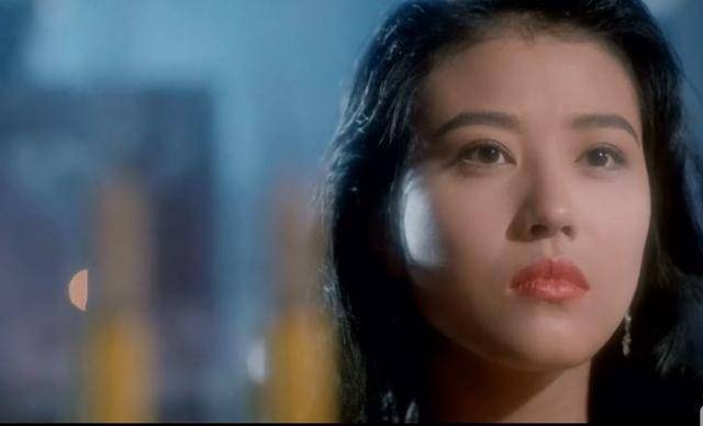 这是周海媚当年拍摄的一部电影,但是周海媚是心如死水,表情灰败,不