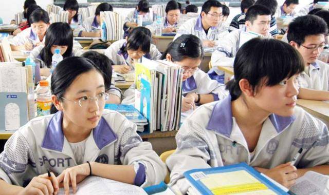 高中生考上大学后,颜值差异有多少?前后对比你还认得出来吗?