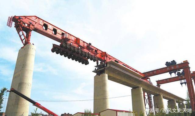 基建狂魔“新玩具”：世界首臺(tái)千噸級(jí)架橋機(jī)，協(xié)助湄洲灣大橋合龍