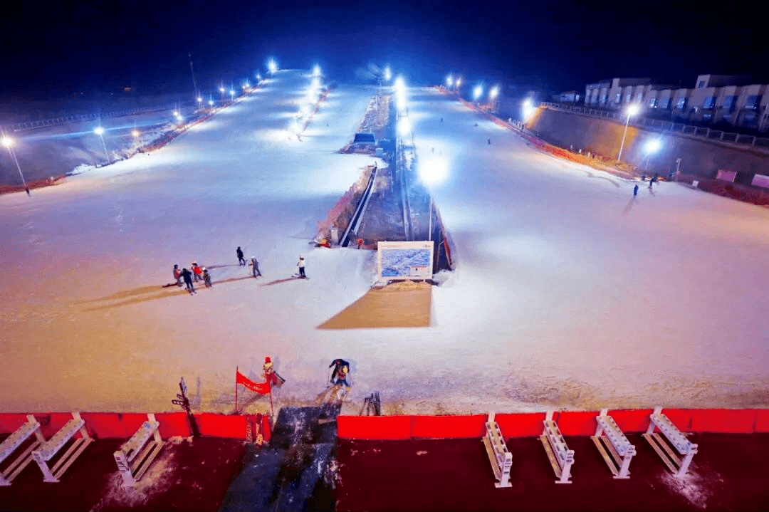 元旦假期京郊夜滑怀北莲花山渔阳雪场带您体验夜间滑雪的速度于激情