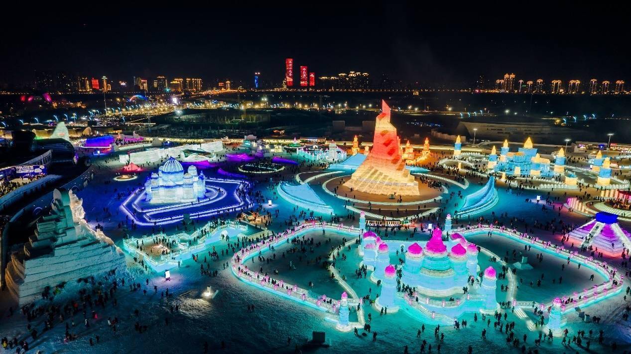 哈尔滨冰雪大世界夜空璀璨 跨年夜的烟花为你而燃