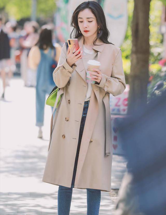 杨幂身材好就是不一般卡其色风衣配牛仔裤好飒小细腿抢镜