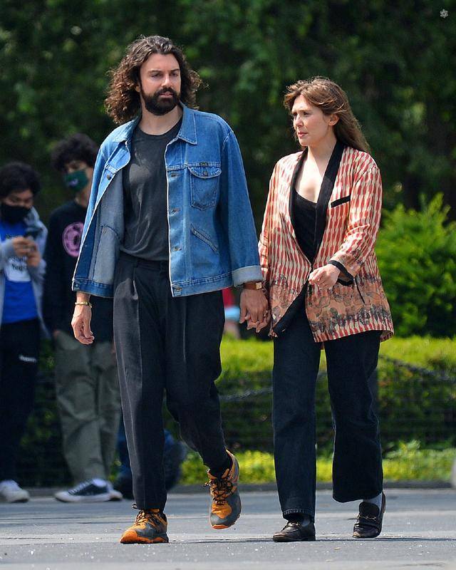 伊丽莎白·奥尔森上身穿着一件红色复古条纹针织衫,里面配上抹胸内衬