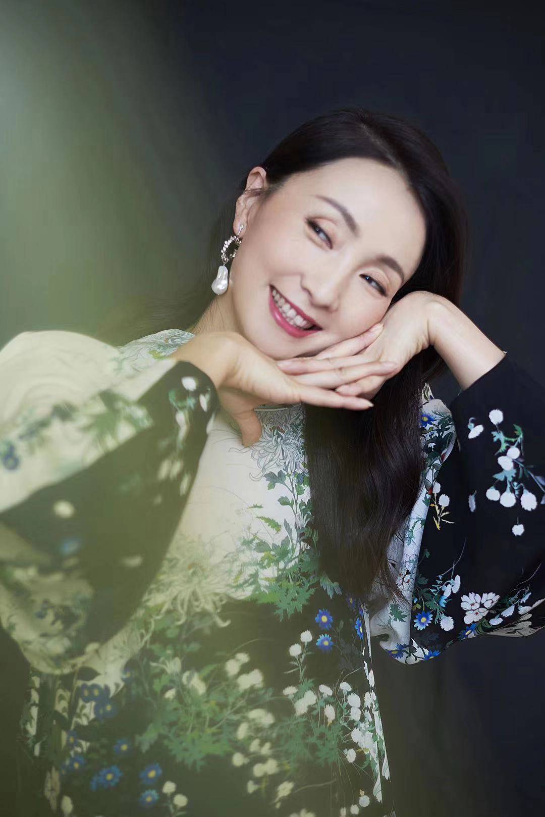 小陶红身着印花长裙凸显气质