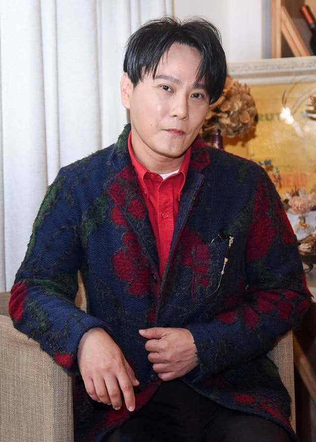 52岁张信哲穿印花西装,中年男人的油腻感油然而生,终究是老了_情歌