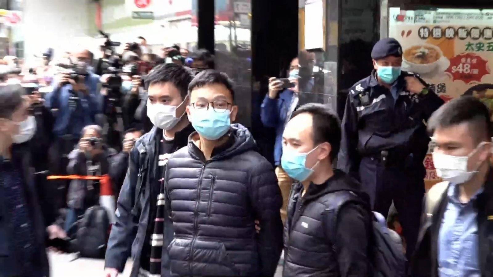 下午5时45分左右,何韵诗已获准保释,乘车离去.