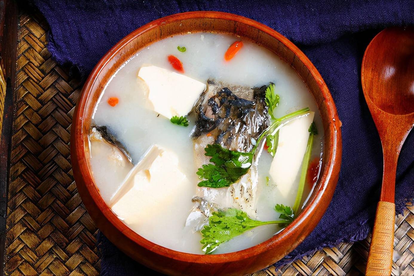 炖鱼汤切忌直接加水炖要想鱼汤奶白鲜美不腥做好关键2步