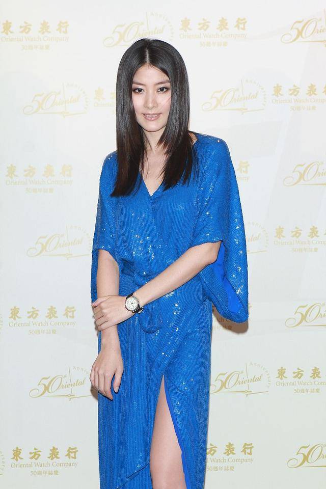 46岁陈慧琳难得放开,高开叉长裙露到大腿根,拍照都不好意思了_身材_一