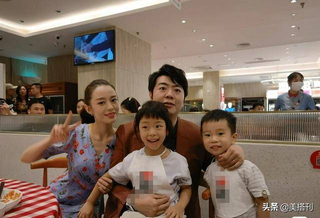 吉娜最新近照,蓝色碎花裙温柔了时光,私下和荧幕上状态一样好_郎朗